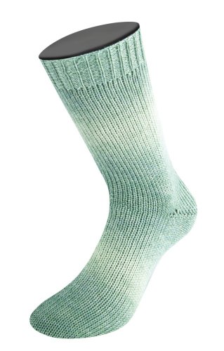 Model z produktu – LANA GROSSA Meilenweit Woolycell - Salbei/ Heu/ Pastellgrün 6007