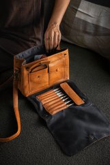 Fee muud projektová taška crossbody whisky